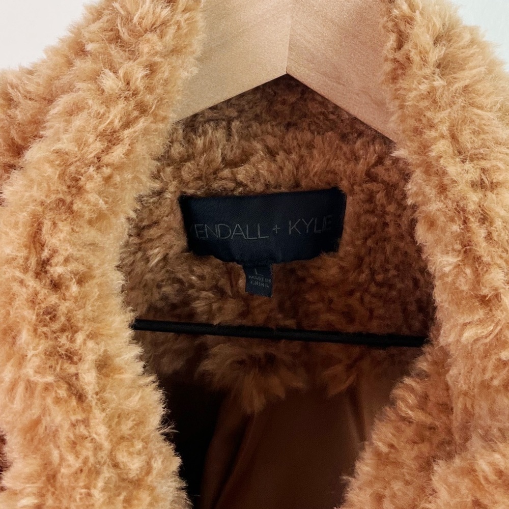 NEW Kendall + Kylie Revolve Sherpa Front Zipped Utility Jacket Caramel - Picture 5 of 7